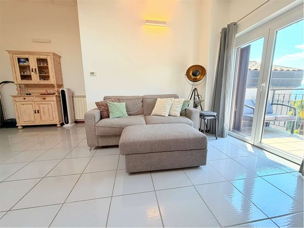 Attico ristrutturato in piccolo residence con piscina e fantastica vis 5