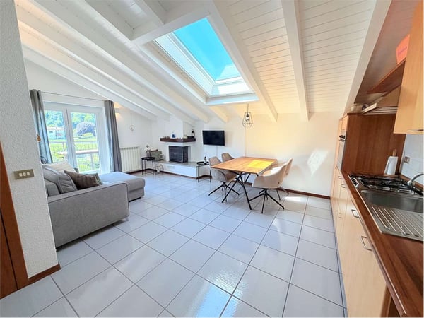 Attico ristrutturato in piccolo residence con piscina e fantastica vis 2