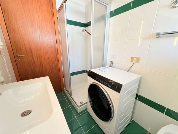 Attico ristrutturato in piccolo residence con piscina e fantastica vis 11