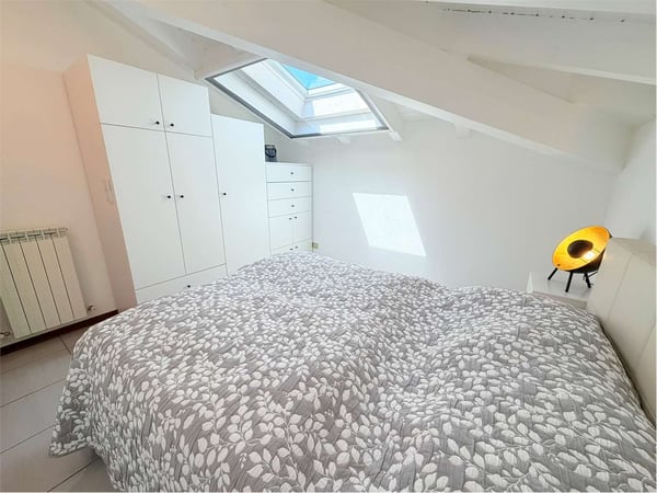 Attico ristrutturato in piccolo residence con piscina e fantastica vis 8