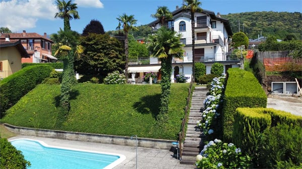 Attico ristrutturato in piccolo residence con piscina e fantastica vis 1