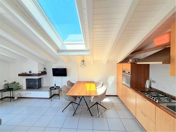 Attico ristrutturato in piccolo residence con piscina e fantastica vis 4
