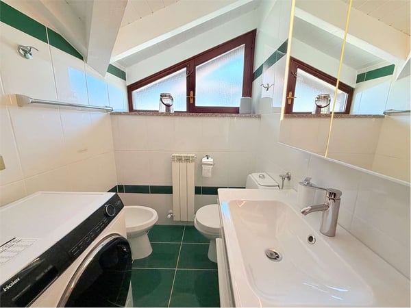 Attico ristrutturato in piccolo residence con piscina e fantastica vis 10