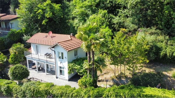 Affascinante casa unifamiliare in posizione soleggiata con ampio giard 1