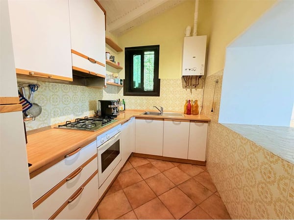Affascinante casa unifamiliare in posizione soleggiata con ampio giard 6