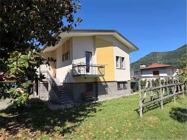 Curata villa in una posizione tranquilla e soleggiata, vicina al paese 1