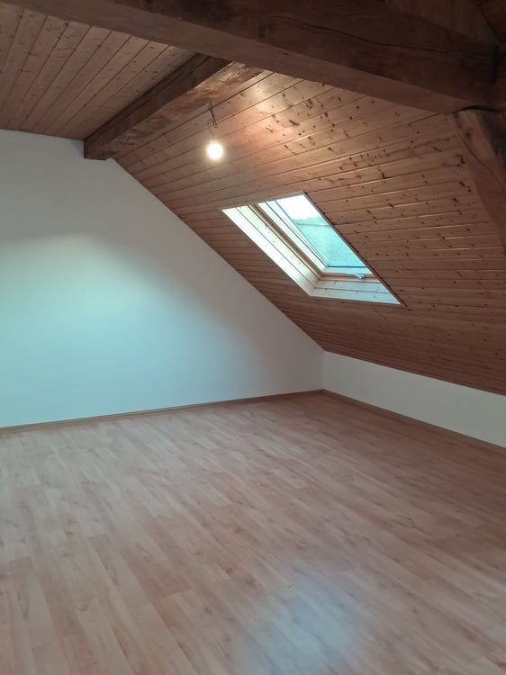 Renovierte 2-Zimmer-Dachwohnung vis-à-vis M-Park 10