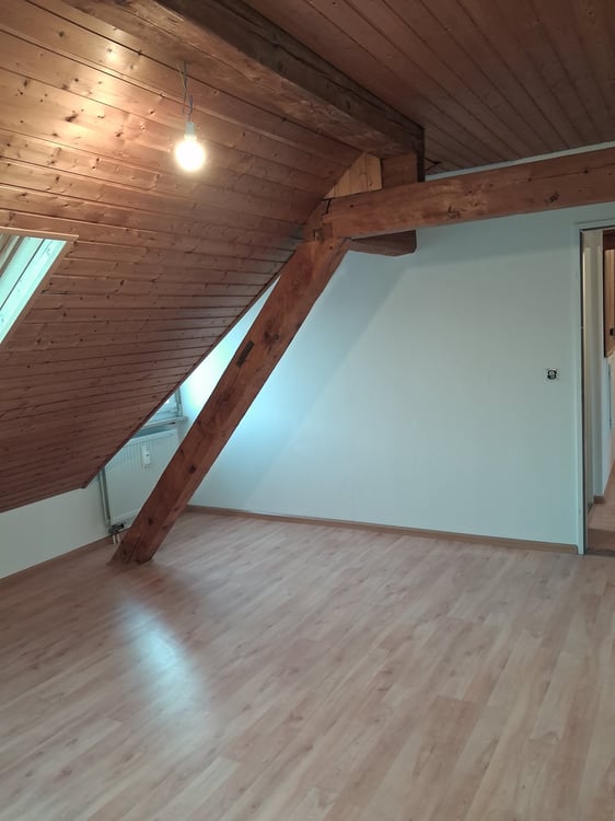 Renovierte 2-Zimmer-Dachwohnung vis-à-vis M-Park 11