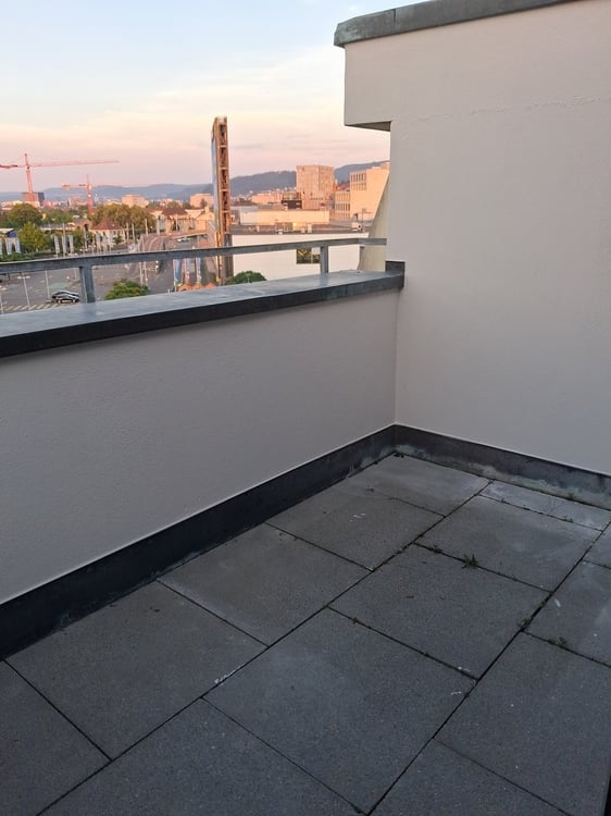 Renovierte 2-Zimmer-Dachwohnung vis-à-vis M-Park 5