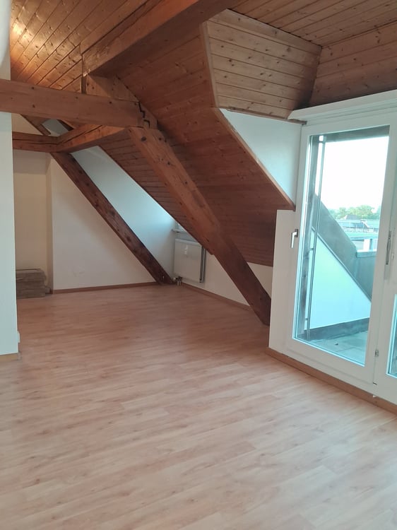 Renovierte 2-Zimmer-Dachwohnung vis-à-vis M-Park 2