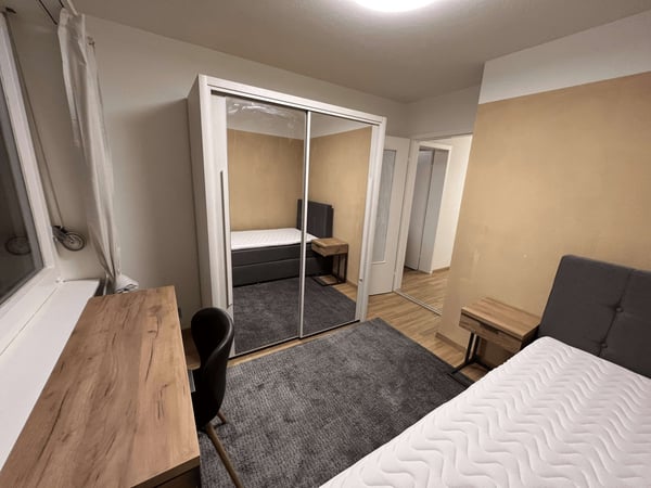 Möbliertes Zimmer in modernisierter Wohnung an top Lage 1