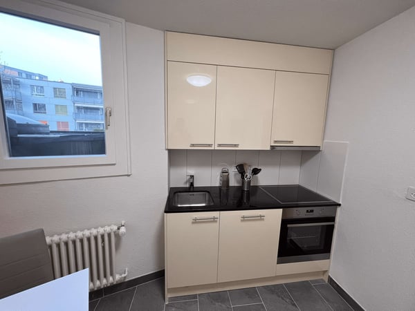Möbliertes Zimmer in modernisierter Wohnung an top Lage 13