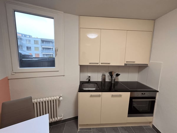Möbliertes Zimmer in modernisierter Wohnung an top Lage 9