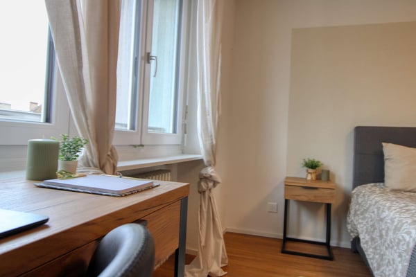 Möbliertes Zimmer in modernisierter Wohnung an top Lage 10