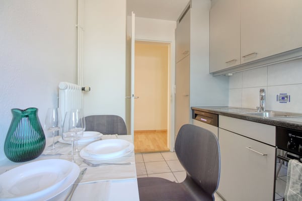 Möbliertes Zimmer in modernisierter Wohnung an top Lage 12