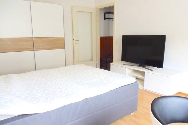 Helles und möbliertes WG-Zimmer mit eigenem TV 3