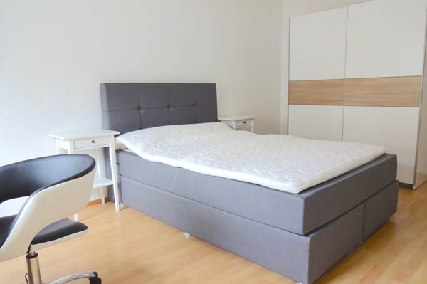 Helles und möbliertes WG-Zimmer mit eigenem TV 2