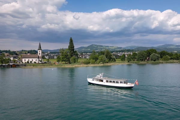 Historisches Fahrgastschiff mit Bootsplatz am Zürichsee 9