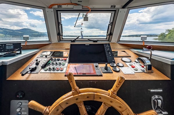 Historisches Fahrgastschiff mit Bootsplatz am Zürichsee 4