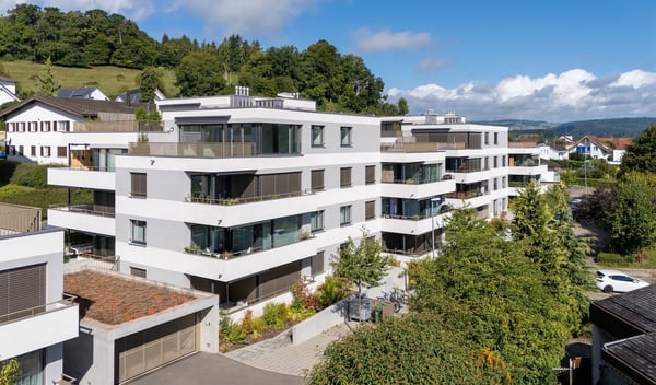 Moderne 1.5-Zimmer-Attikawohnung mit grosszügigen Terrassen und Lift in die Wohnung 15