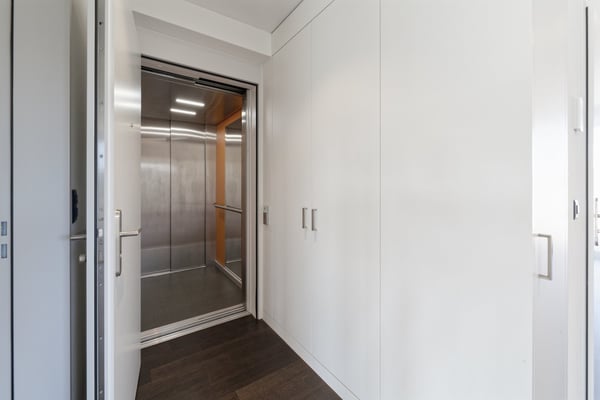 Moderne 1.5-Zimmer-Attikawohnung mit grosszügigen Terrassen und Lift in die Wohnung 13