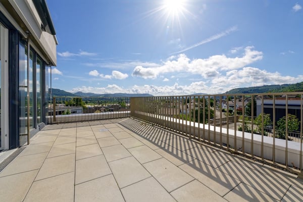 Moderne 1.5-Zimmer-Attikawohnung mit grosszügigen Terrassen und Lift in die Wohnung 8