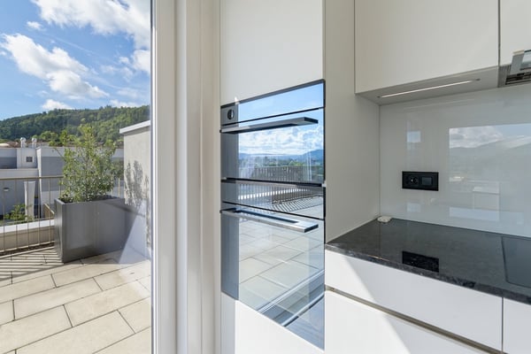 Moderne 1.5-Zimmer-Attikawohnung mit grosszügigen Terrassen und Lift in die Wohnung 4