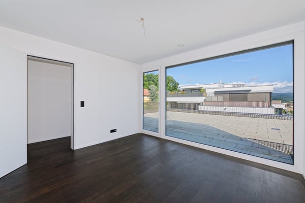 Moderne 1.5-Zimmer-Attikawohnung mit grosszügigen Terrassen und Lift in die Wohnung 9