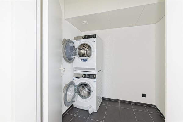 Moderne 1.5-Zimmer-Attikawohnung mit grosszügigen Terrassen und Lift in die Wohnung 7