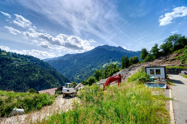 Bauland erschlossen mit 9 Bewilligten Bauten 10