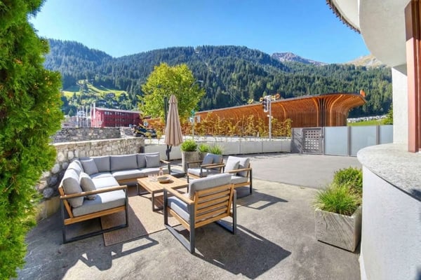 Neue Erstwohnung mit grossem Aussenplatz und Garten 1