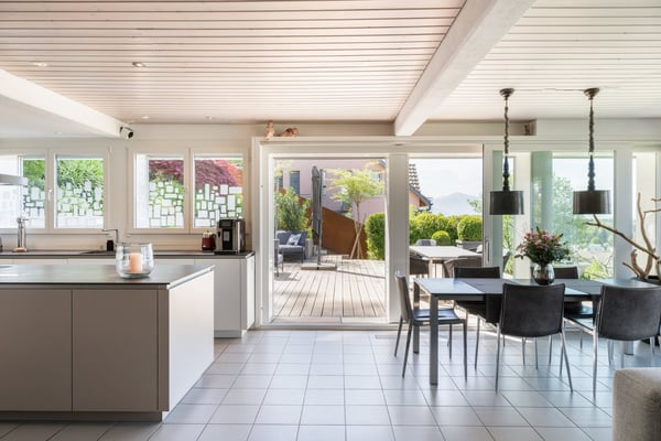 Stilvoll wohnen am Waldrand – 6.5 Zimmer mit Designküche, Weitsicht und grosser Sonnenterrasse 3