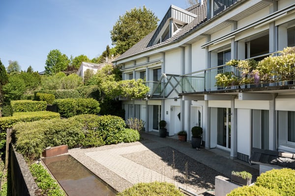 Stilvoll wohnen am Waldrand – 6.5 Zimmer mit Designküche, Weitsicht und grosser Sonnenterrasse 1