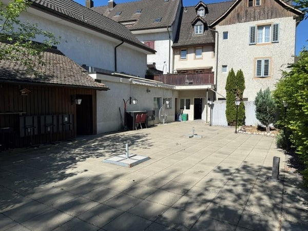 Restaurant mit grosser Gartenwirtschaft im Innenhof 2