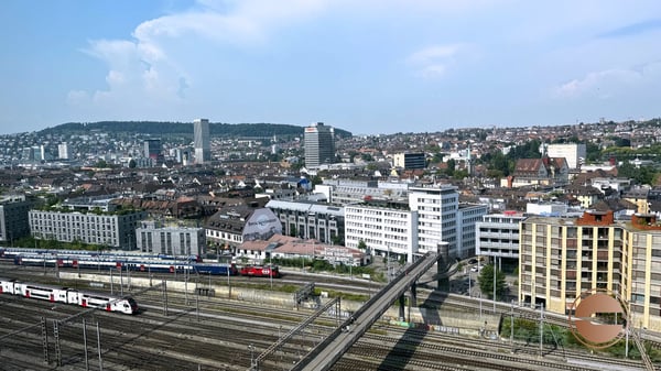 LUXURIÖSES WOHNEN ÜBER DEN DÄCHERN ZÜRICHS /  LUXURIOUS LIVING ABOVE THE ROOFS OF ZURICH 1