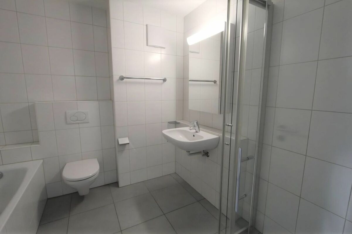 SCHÖNE WOHNUNG MIT GROSSEM BALKON