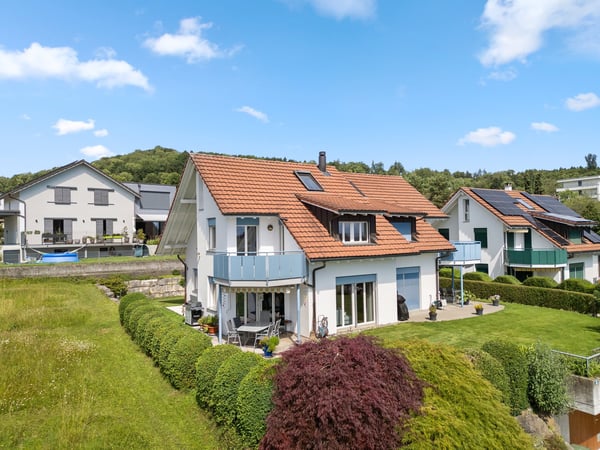 Charmantes 5.5-Zimmer-Doppeleinfamilienhaus in Hedingen 1