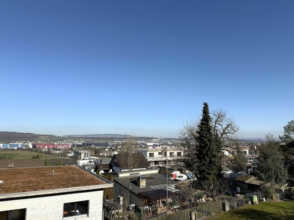 ATTRAKTIVES WOHNEN MIT WEITBLICK; 1 1/2 Zimmer Attikawohnung 3