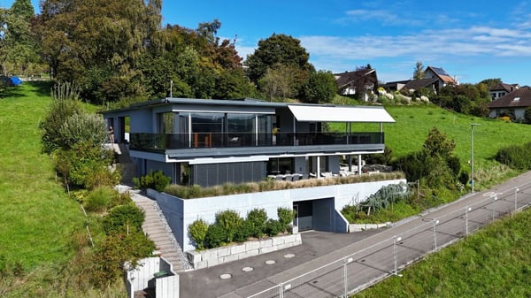 EINZIGARTIGES TERRASSENHAUS MIT POOL, WEITSICHT UND HÖCHSTEM WOHNKOMFORT 1