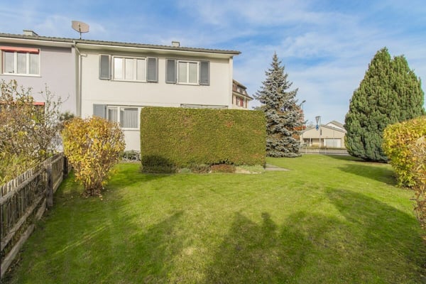 Kleines Glück mit grossem Garten 9