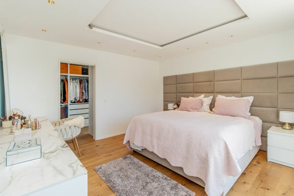 Design trifft Wohnkomfort - 1.5-Zimmer-Einfamilienhaus mit hochwertigem Ausbau und Aussenpool 13