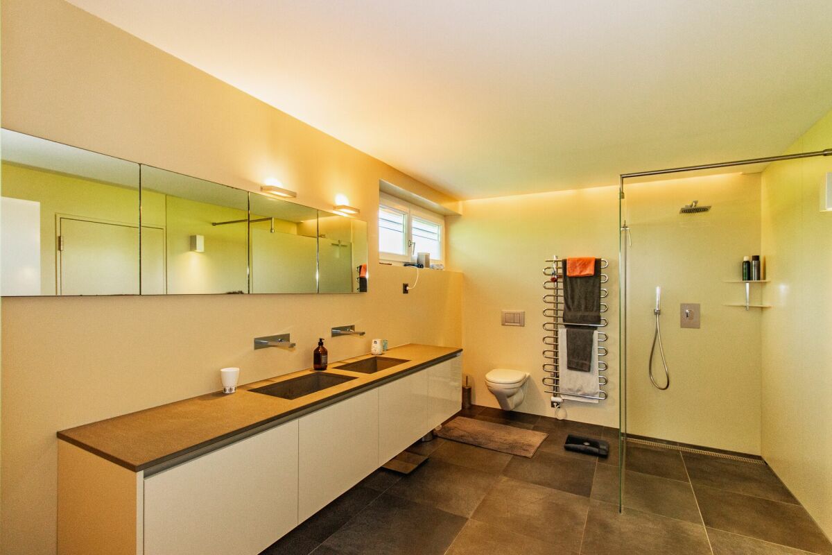 Modernes 6.5-Zimmer-Terrassenhaus mit Weitsicht und grosszügigem Aussenbereich