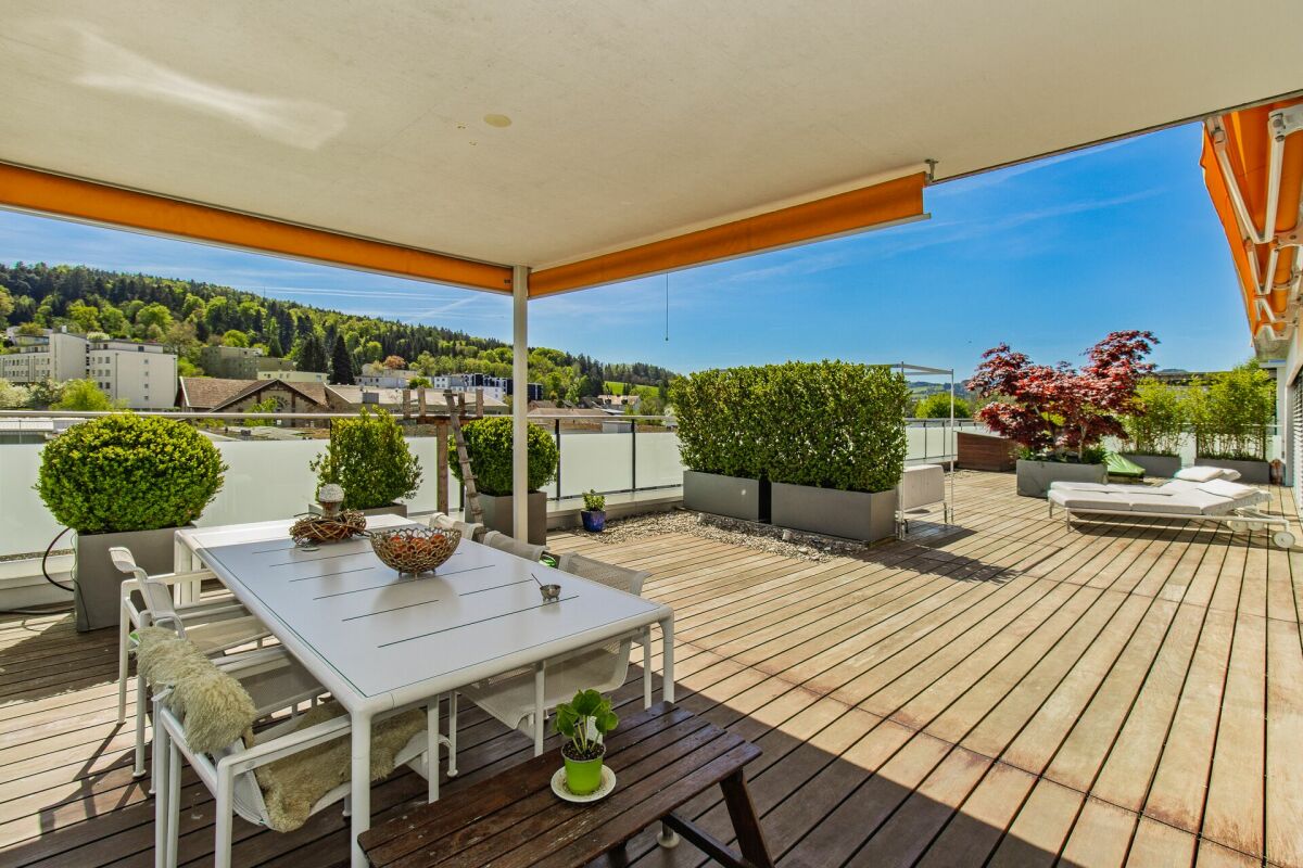 Modernes 6.5-Zimmer-Terrassenhaus mit Weitsicht und grosszügigem Aussenbereich