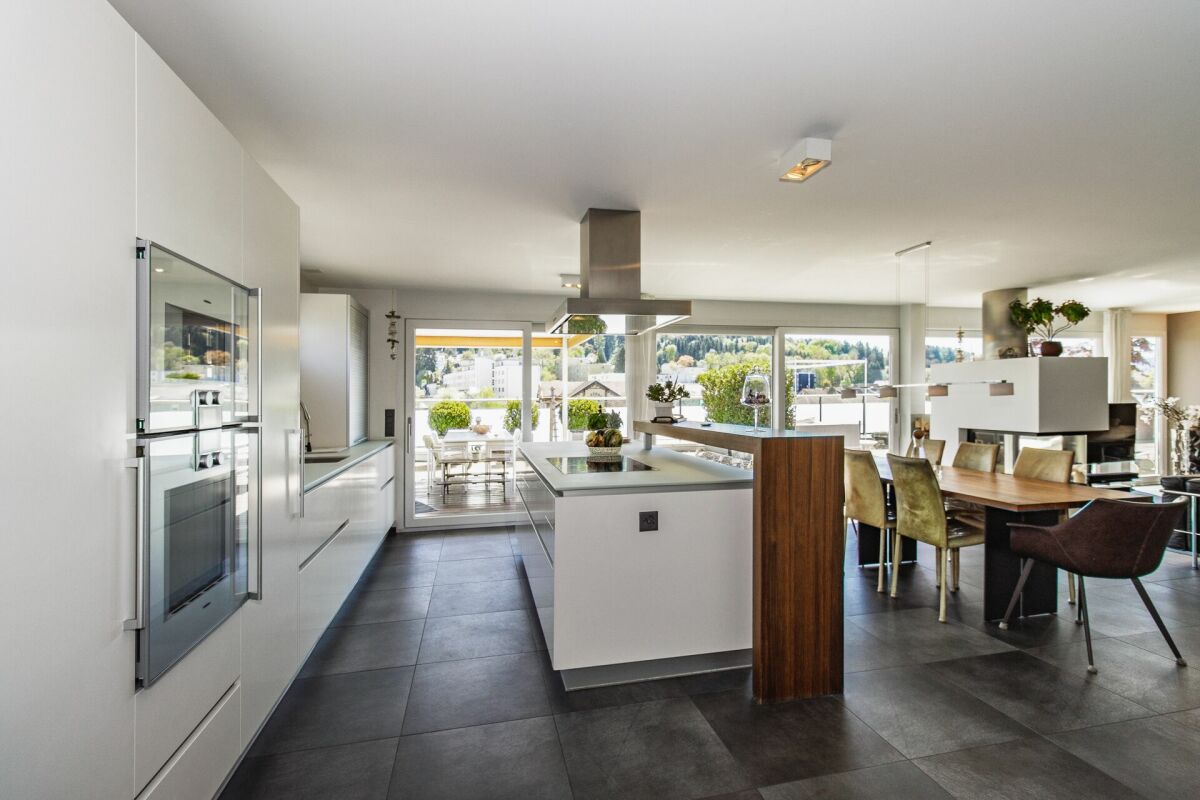Modernes 6.5-Zimmer-Terrassenhaus mit Weitsicht und grosszügigem Aussenbereich