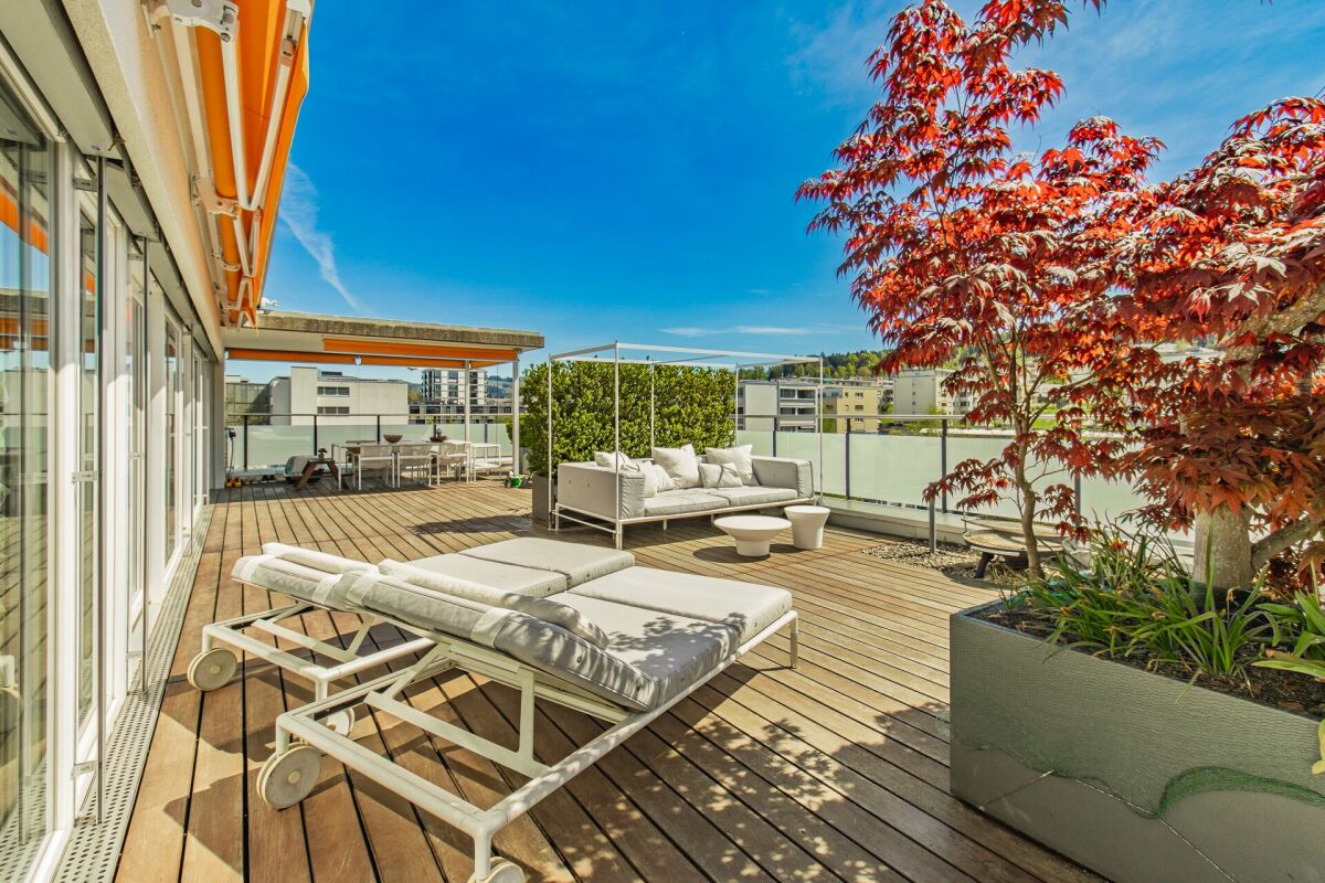Modernes 6.5-Zimmer-Terrassenhaus mit Weitsicht und grosszügigem Aussenbereich