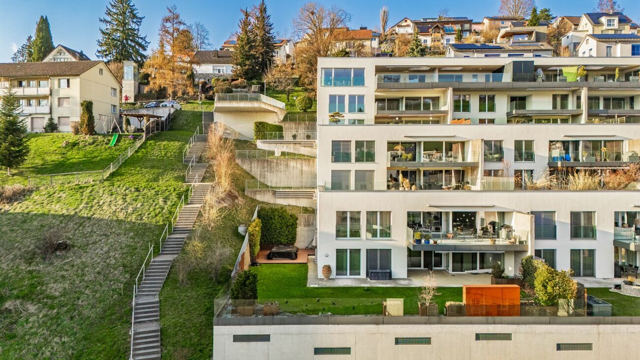 Premium-Gartenwohnung mit riesiger Aussenfläche und Weitsicht