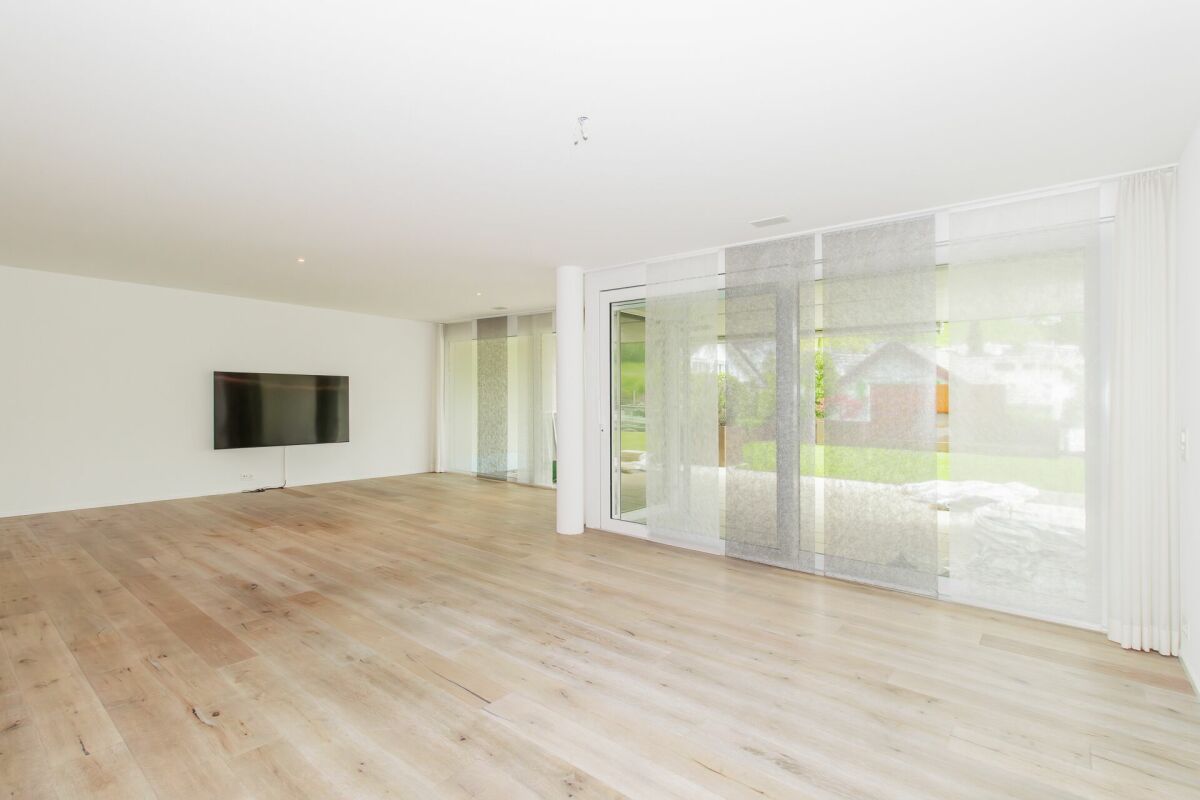 Premium-Gartenwohnung mit riesiger Aussenfläche und Weitsicht