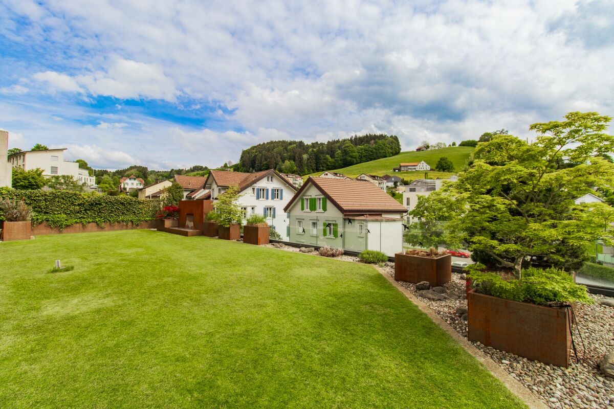 Premium-Gartenwohnung mit riesiger Aussenfläche und Weitsicht