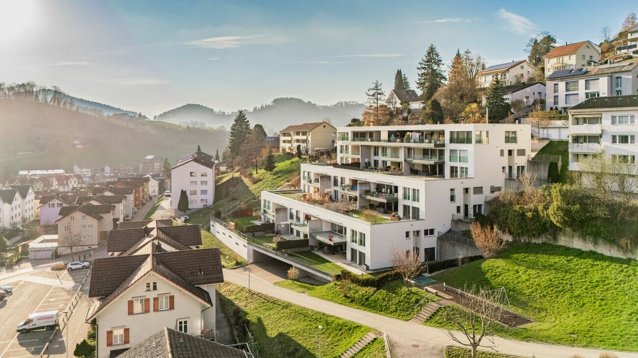 Premium-Gartenwohnung mit riesiger Aussenfläche und Weitsicht