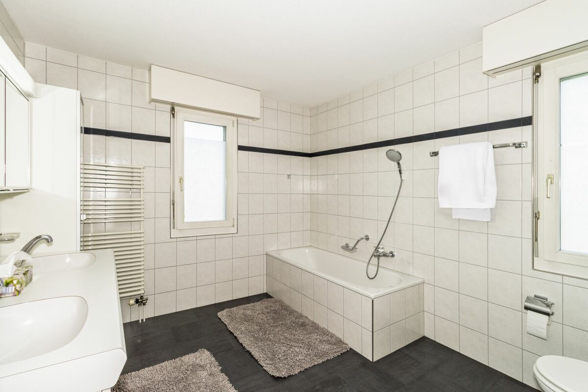 7.5-Zimmer-Landhausvilla mit Seesicht auf grossem Grundstück